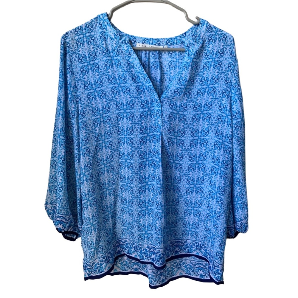 VIOLET & CLAIRE Women’s Blue White Print V-neck 3/4 Elastic Sleeve Blouse
